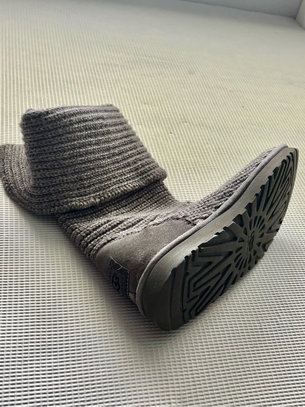 UGG Classic Women Cardy Heather Grey Knit Boots (Size 7 Women’s)